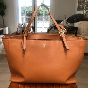 Tory Burch York Buckle Saffiano Leather Tote Bag brown/tan